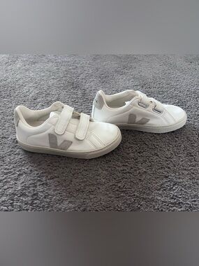 Veja kids size 2. EUC